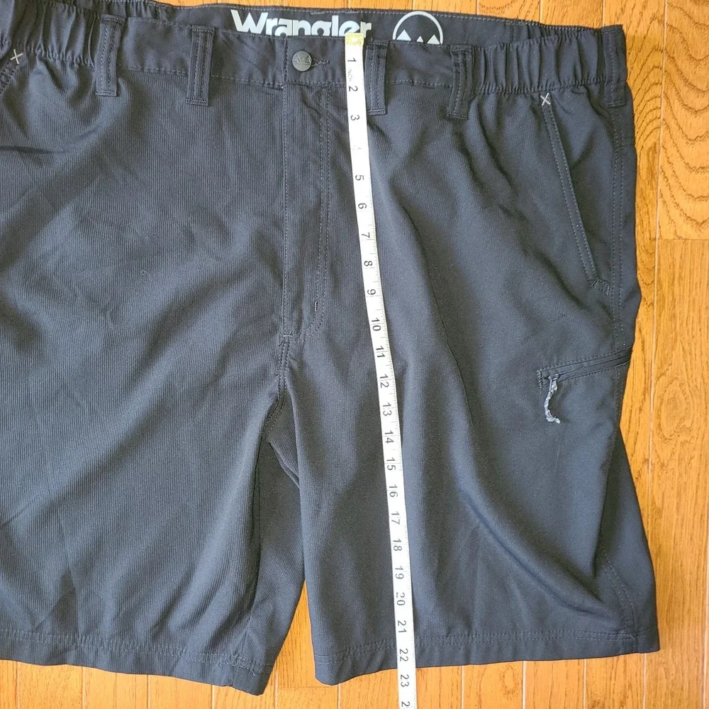 Wrangler Shorts Mens Sz 44 Black Zip Pockets Casual Lightweight Outdoors Hiking